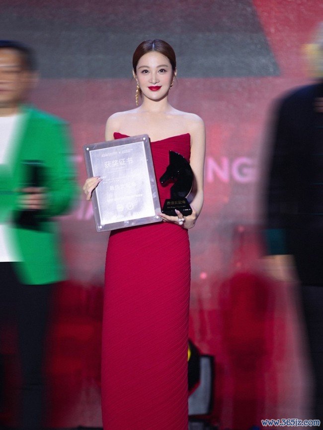 孙嘉璐出席亚洲海外后生影东谈主之夜 获最好女碎裂奖