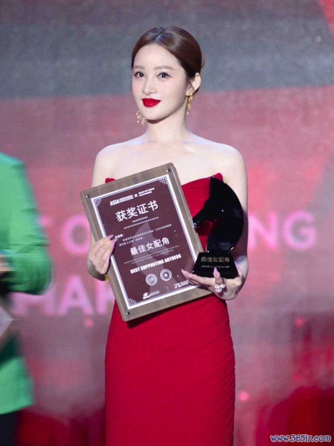 孙嘉璐出席亚洲海外后生影东谈主之夜 获最好女碎裂奖