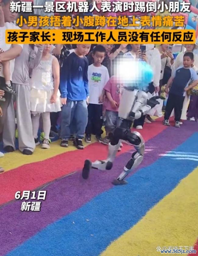 景区机器东谈主扮演时一脚踢中小一又友
