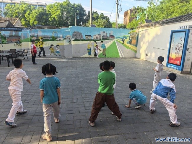 记者视察：“老幼共托”如何照护“一老一小”