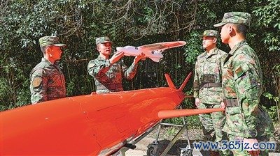 西宾员进行靶机基础常识教学。王 杨摄